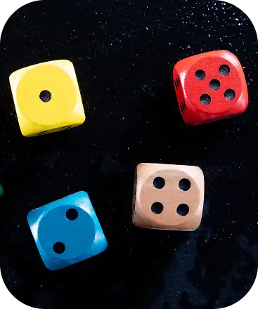 Sada čtyř kostek s různými čísly na jednolitém černém pozadí.
